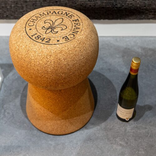 Korkstol i massiv kork - form som en champagneprop